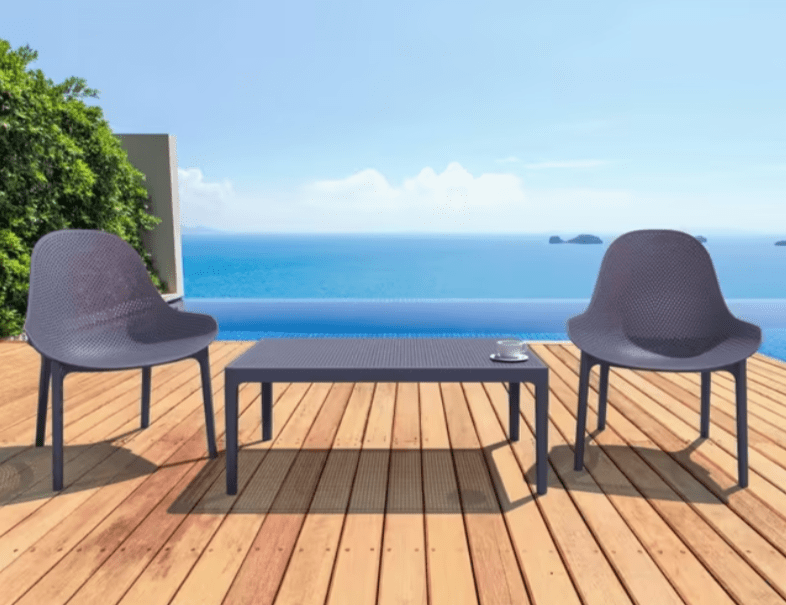 campamia table and chaitrs in a patio by the beach